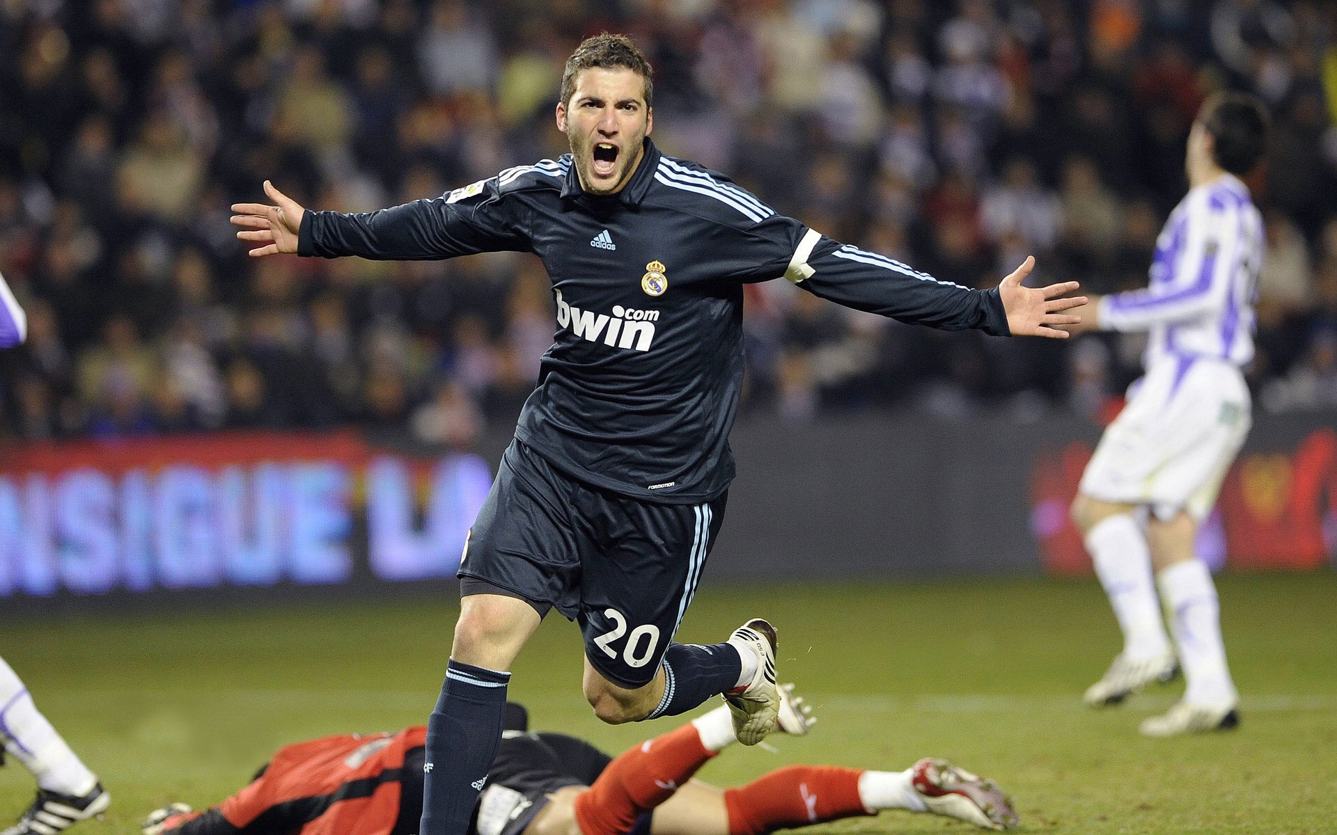 九游jiuyou-国际运动更新：女子比赛中的惊险一幕！，国外女子比赛